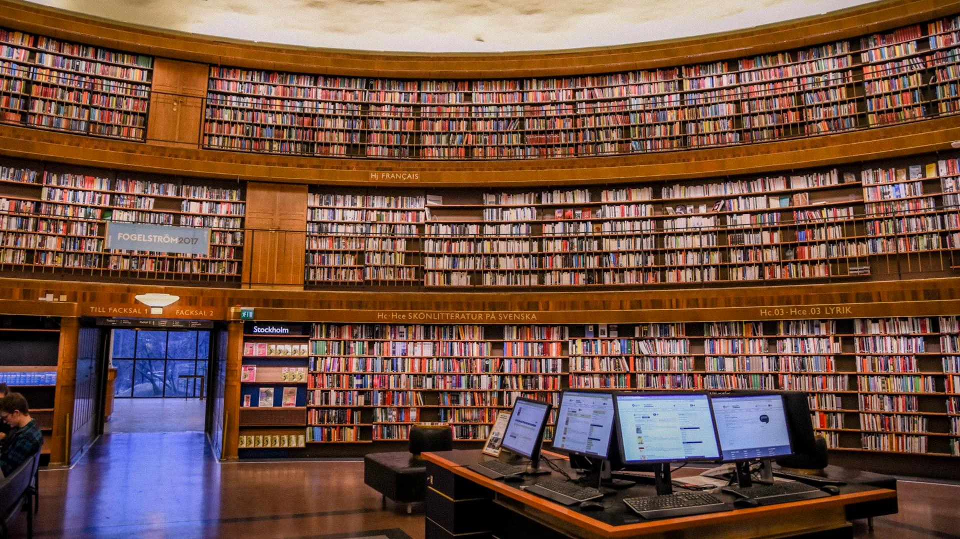 Interiores clásicos y tranquilos de la biblioteca con estanterías de madera