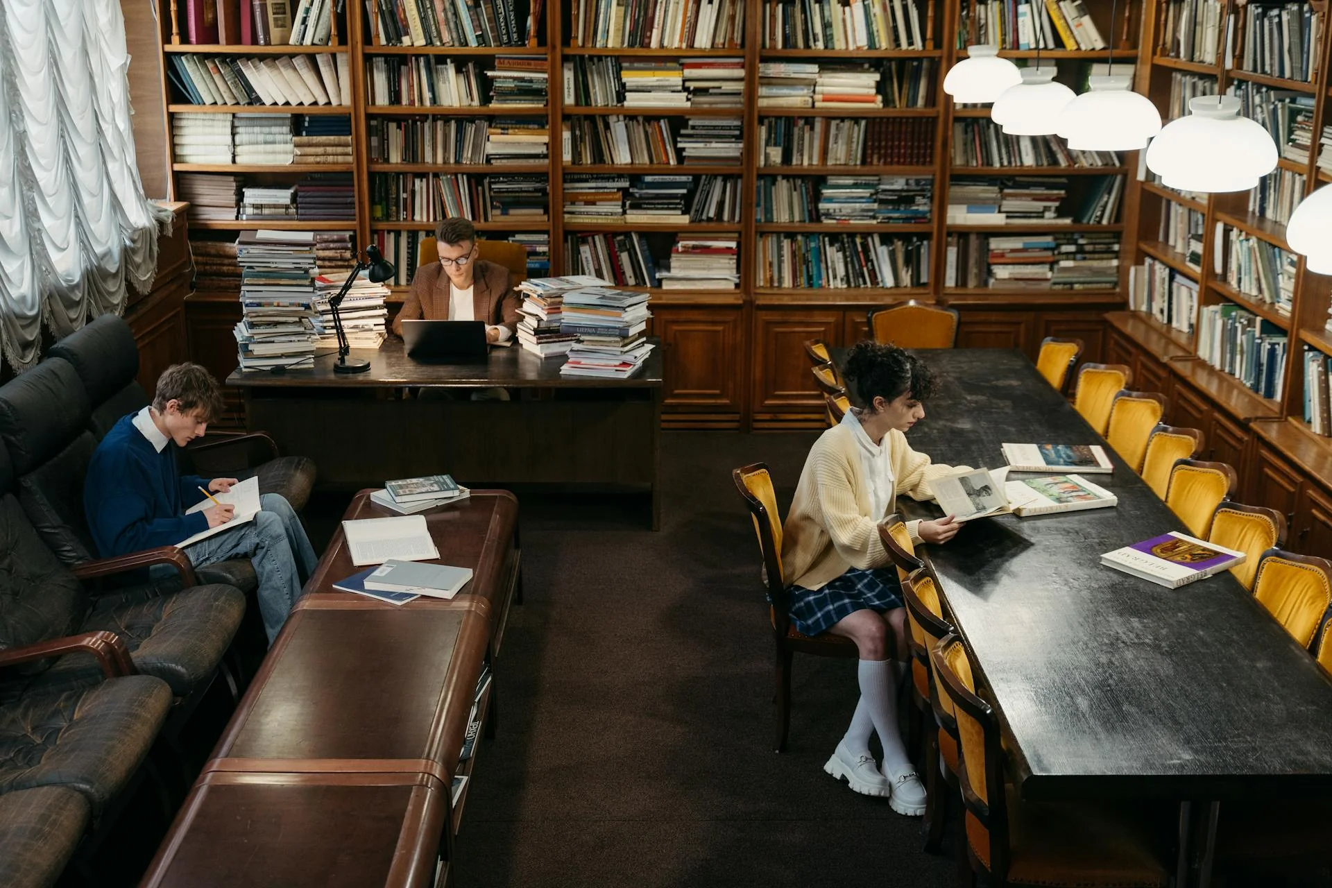 Hojas abiertas de un libro antiguo bajo luz natural cálida