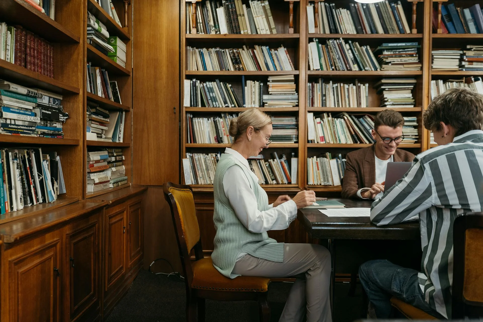 Retrato o ambiente del estudio del curador literario, con documentos y libros apilados
